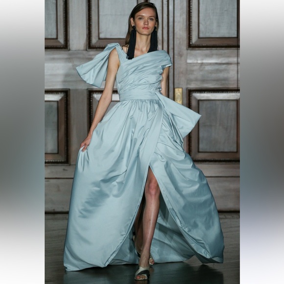 Sachin + Babi Dresses & Skirts - Sachin & Babi Besiktas Gown in Powder Blue Size 4 NWT